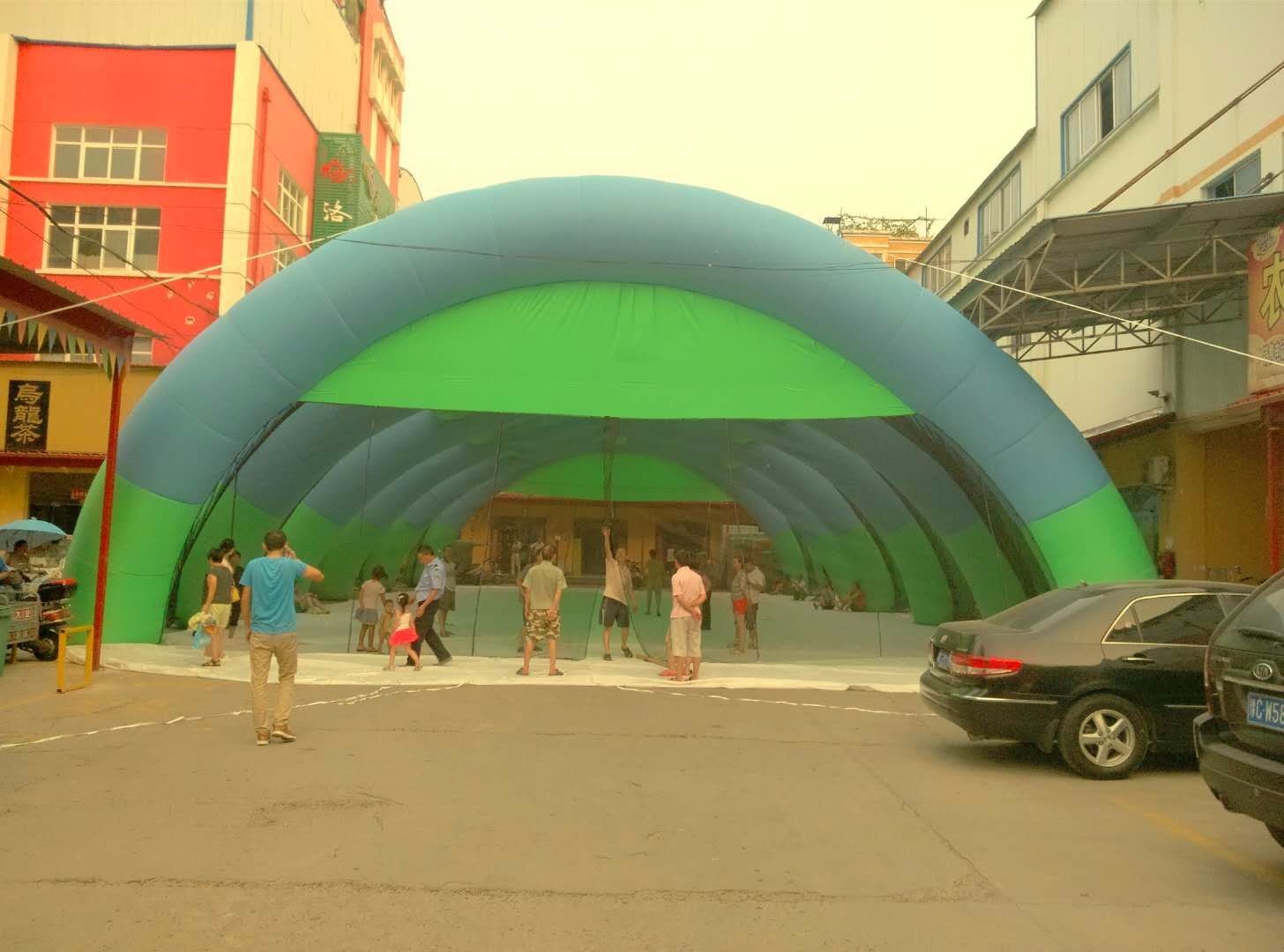 丰满绿色应急帐篷